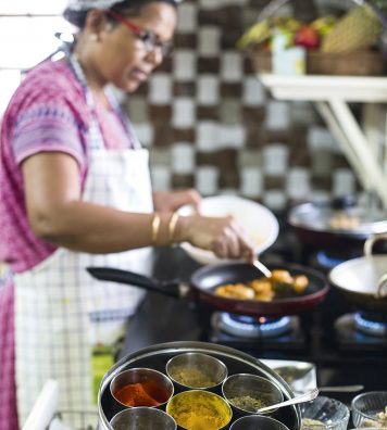 Rosy, la cheffe des épices. Rosy a ouvert à Kochi, la capitale économique du Kerala, une maison d’hôte célèbre pour sa cuisine où elle prépare des mets à base d’épices comme le curcuma, la coriandre, le poivre ou encore la cardamome.