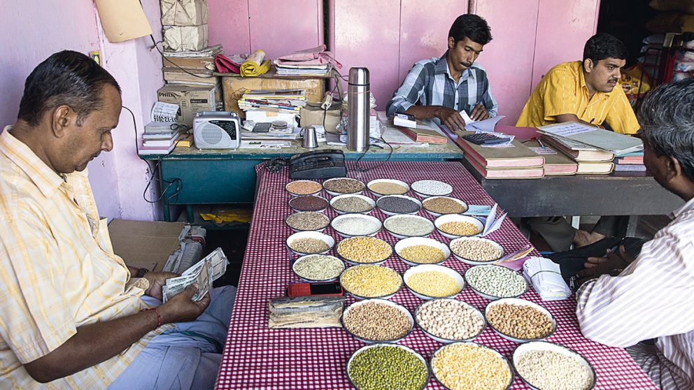 Dans l’échoppe d’un grossiste. Les grossistes disposent sur des petites assiettes les échantillons d’épices qu’ils possèdent en stock, pour permettre aux clients d’apprécier la qualité de la marchandise.