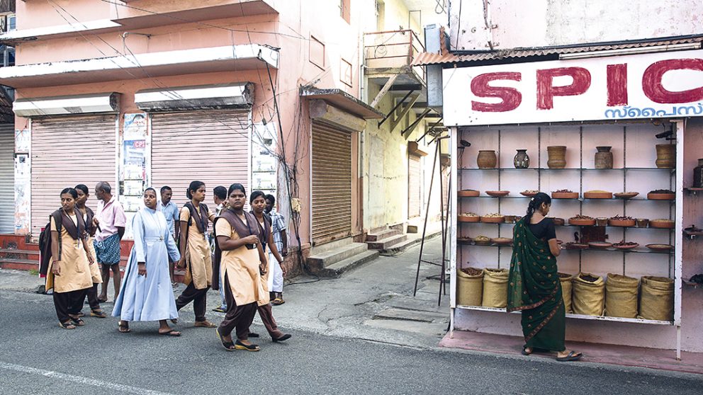 La vitrine d’un magasin d’épices à Kochi. Les propriétaires de magasins retirent les vitrines de leurs échoppes afin que les chalands puissent sentir et apprécier la qualité des épices.