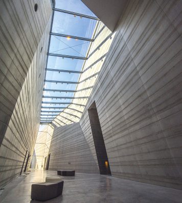 Un édifice lumineux. Des puits de lumière ouvrent le bâtiment sur l'extérieur.