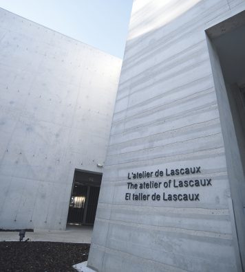 Prouesse architecturale. Le bâtiment, œuvre du cabinet norvégien Snohetta, est comme une faille dans la colline de Lascaux.