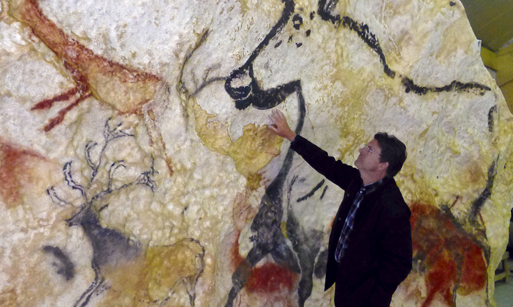 Un résultat bluffant. Francis Ringenbach, directeur artistique de l’Atelier des fac-similés du Périgord, inspecte une paroi achevée.