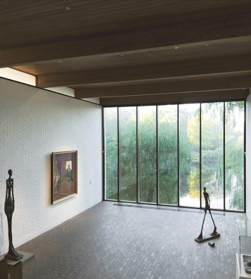 Cette salle constitue l’un des moments forts de la visite du musée. L’interaction entre les sculptures du Suisse Alberto Giacometti et l’architecture de Bo et Wohlert est surprenante.