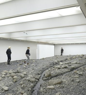 Cette installation centrale de l’exposition d’Olafur Eliasson (2014) fut conçue spécifiquement pour l’aile sud du musée. Elle se concentre sur les liens subtils qui marient la nature, l’art et l’architecture.