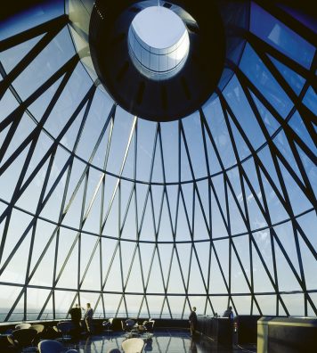 30 St Mary Axe (Swiss Re Building), Londres, 1997-2004. Avec une forme cylindrique distinctive et ses 41 étages, cette tour offre une vue imprenable sur Londres.