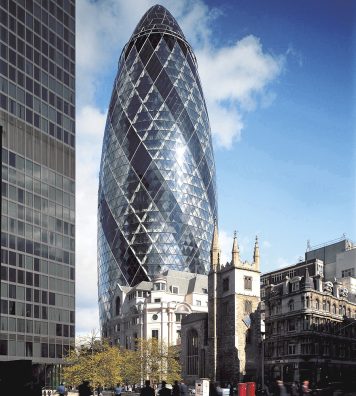 30 St Mary Axe (Swiss Re Building), Londres, 1997-2004. Avec une forme cylindrique distinctive et ses 41 étages, cette tour offre une vue imprenable sur Londres.