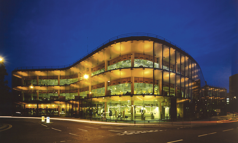 Willis Faber & Dumas Headquarters, Ipswich, Angleterre, 1971-1975. D’une superficie de 21 255 m2, ces bureaux épousent la forme du site comme « une crêpe dans une poêle », selon l’architecte.