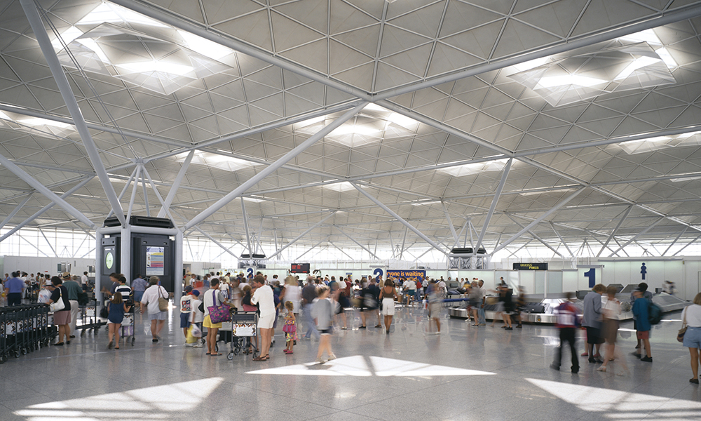 Stansted Airport, Stansted, Angleterre, 1981-1991. Les « arbres » structurels visibles ici sont les supports d’un toit qui apporte de la lumière naturelle aux espaces intérieurs.