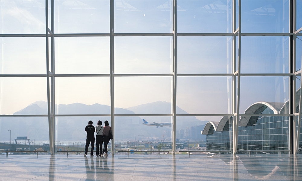 Chek Lap Kok Airport, Hong Kong, 1992-1998. Se servant des mêmes principes de simplicité structurelle et lumière naturelle qu’il avait employés à Stansted, Norman Foster crée ici un aéroport d’une superficie de 516 000 m².