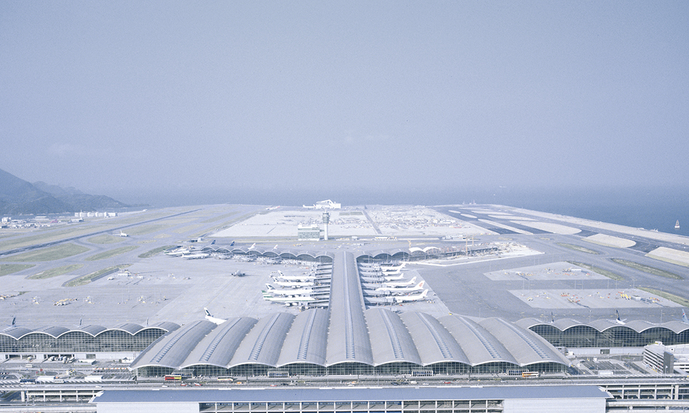 Chek Lap Kok Airport, Hong Kong, 1992-1998. Se servant des mêmes principes de simplicité structurelle et lumière naturelle qu’il avait employés à Stansted, Norman Foster crée ici un aéroport d’une superficie de 516 000 m².