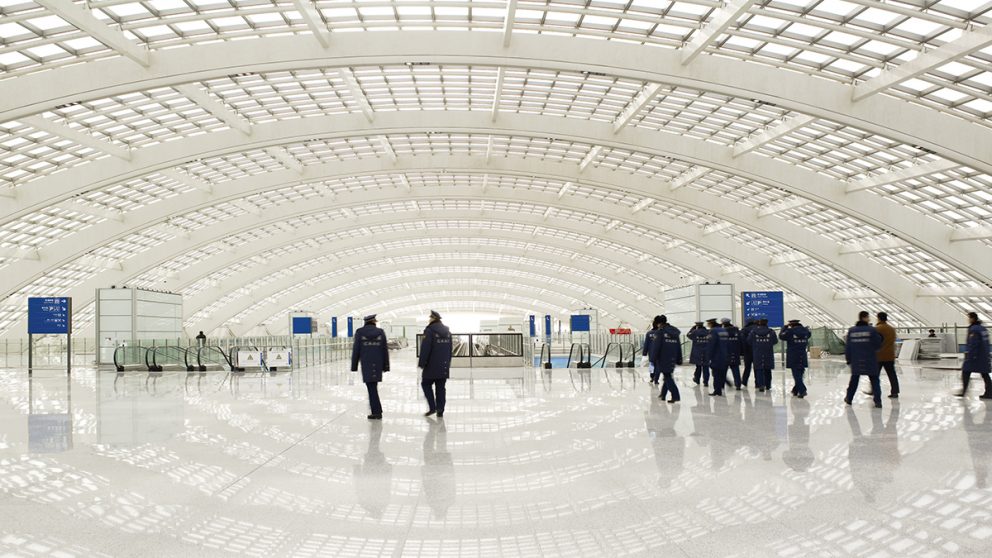 Beijing Airport, Beijing, Chine, 2003-2008. Créé pour les JO de 2008, et avec une superficie au sol de 1 300 000 m², cet aéroport peut accueillir 20 millions de passagers par an dans une ambiance confortable et lumineuse.