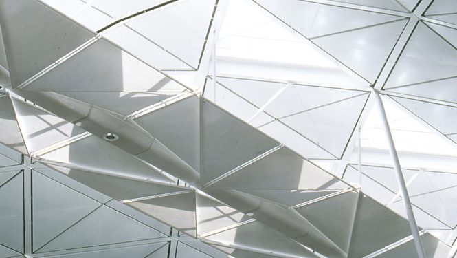 Chek Lap Kok Airport, Hong Kong, 1992-1998. Le plafond en voute de l’aéroport est dessiné pour offrir un maximum de lumière naturelle, et pour donner un sens d’orientation aux voyageurs, au départ comme à l’arrivée.