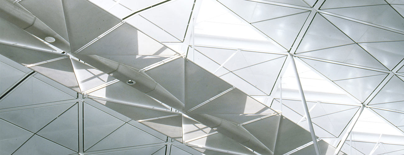 Chek Lap Kok Airport, Hong Kong, 1992-1998. Le plafond en voute de l’aéroport est dessiné pour offrir un maximum de lumière naturelle, et pour donner un sens d’orientation aux voyageurs, au départ comme à l’arrivée.