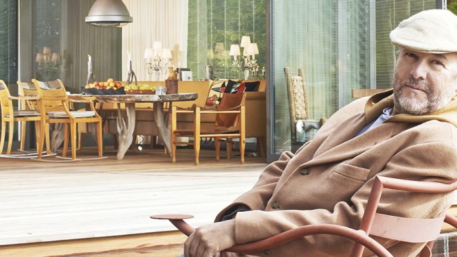 Philippe Starck en tenue de gentleman-farmer. Le designer pose devant la maison écologique préfabriquée P.A.T.H. (pour Prefabricated Accessible Technological Homes), conçue avec la société de construction slovène Riko.