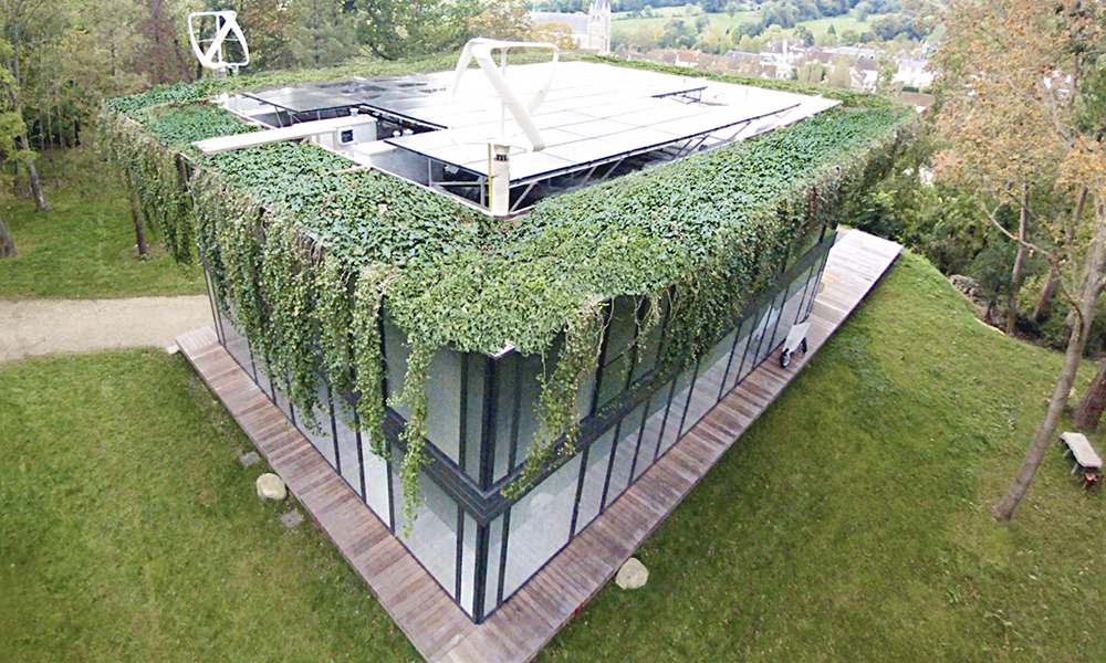 P.A.T.H., la maison écologique selon Starck. Doté d’une toiture végétalisée, équipé d’une éolienne, de panneaux solaires et de matériaux isolants de haute qualité, ce bâtiment produit plus d’énergie qu’il n’en consomme.