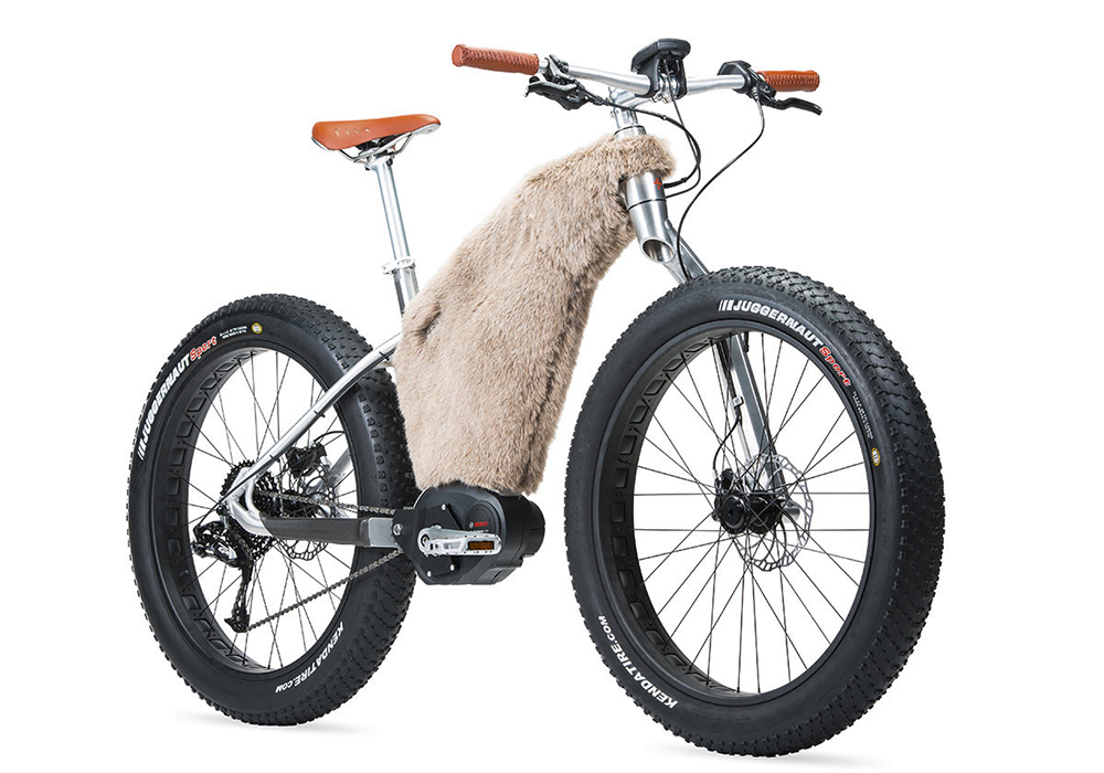 Le VTT des neiges. Conçu pour Moustache Bikes, SNOW est dédié à la découverte des espaces enneigés grâce à ses pneus larges et à une housse de cadre en fourrure synthétique qui protège la batterie des températures extrêmes.