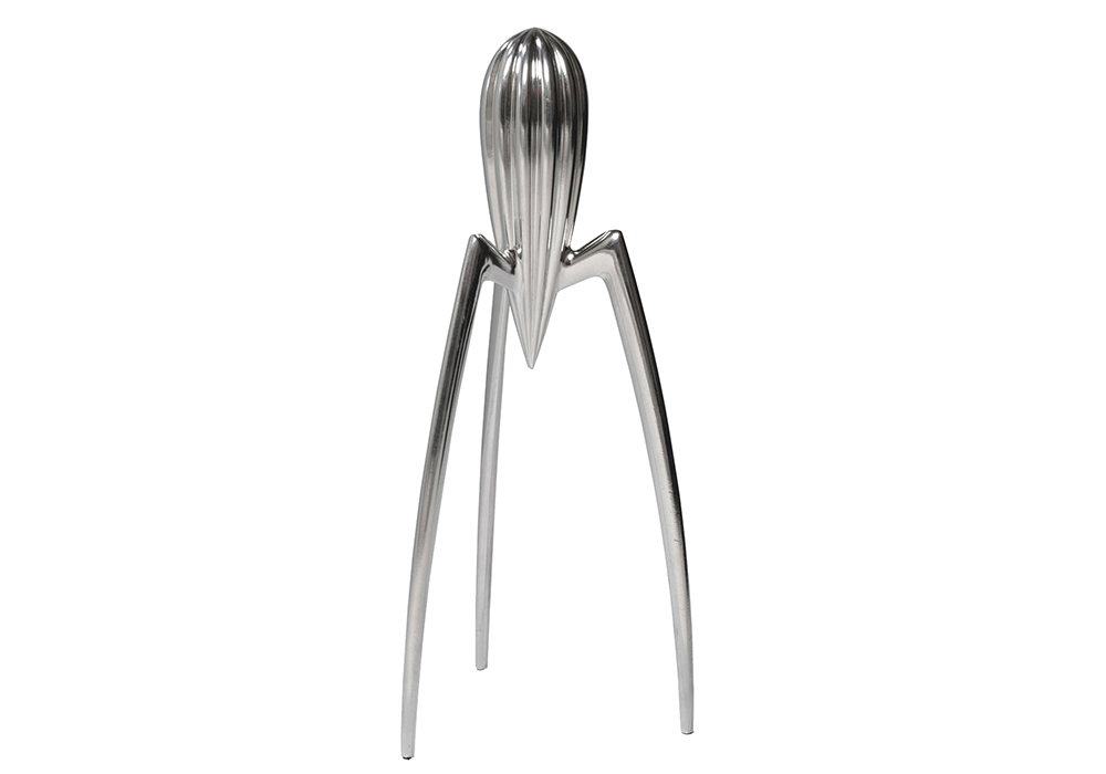 Juicy Salif, une icône née sur un set de table. Dessiné par Philippe Starck durant des vacances au bord de la mer, en Italie, ce presse-agrumes est un objet aussi controversé qu'encensé. Jugé peu pratique par les utilisateurs, il a tout de même été écoulé à plusieurs millions d’exemplaires depuis sa sortie, en 1990.