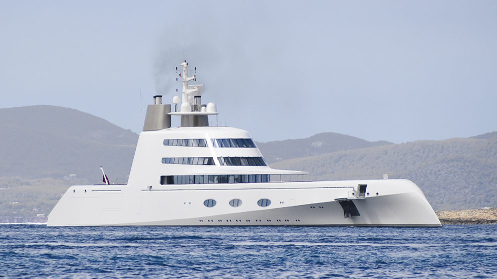 A, le bateau de tous les superlatifs. Cinq ans de travail auront été nécessaires pour réaliser le A, méga-yacht commandé à Starck par le milliardaire russe Andrey Melnichenko. Long de 118 m, il possède sept suites pouvant accueillir 14 privilégiés en croisière.