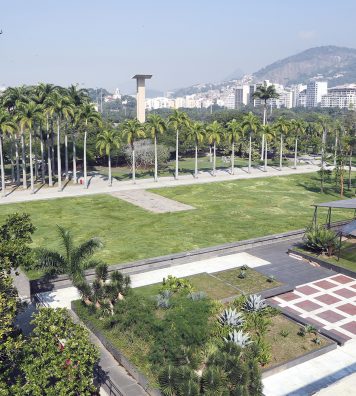 Des jardins du Musée d’art moderne de Rio de Janeiro, créés par Roberto Burle Marx. Dans les pelouses, deux variétés de gazon dessinent le célèbre motif en vagues de la plage de Copacabana.