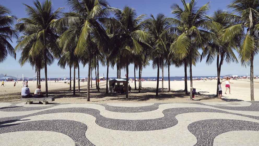 Roberto Burle Marx, paysagiste mais aussi artiste. Il a dessiné le motif le plus célèbre du Brésil : les vagues noires et blanches du trottoir de Copacabana, à Rio de Janeiro.