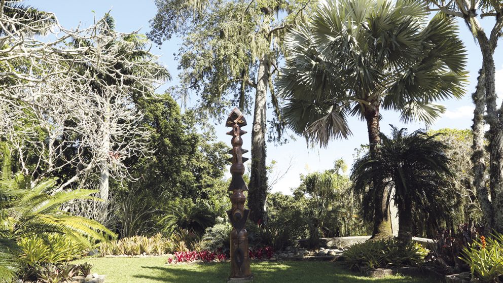 la verticalité dans ses jardins. Il créait aussi des contrastes de couleur sans recourir aux fleurs, comme avec la chevelure argentée de ce palmier de Madagascar.