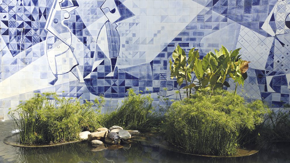 Fresque de l’Institut Moreira Sales. Burle Marx, qui était aussi peintre, sculpteur et céramiste a réalisé cette œuvre. Les plans d’eau de ses créations révèlent son goût pour les plantes aquatiques.