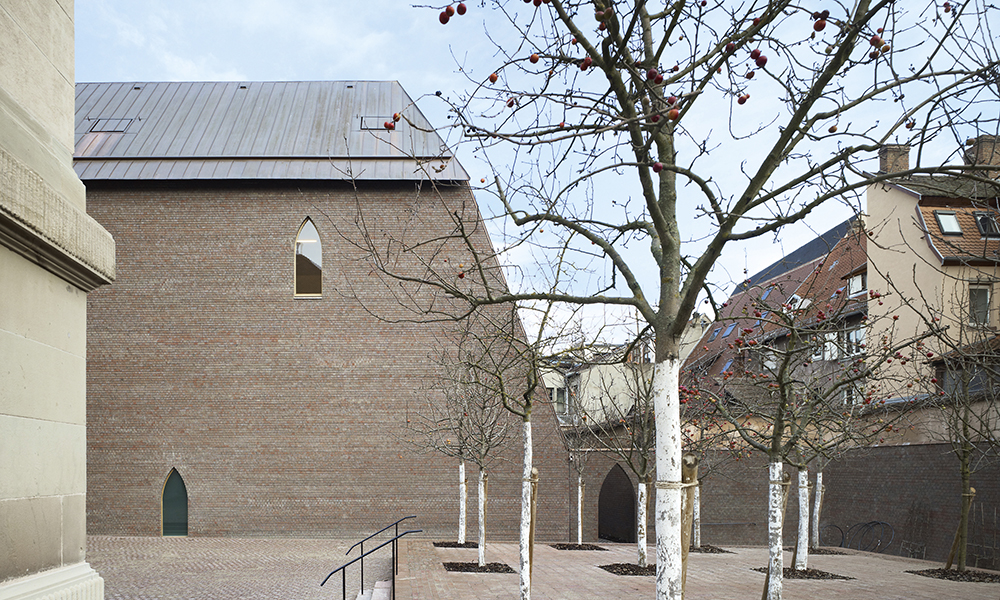 Musée Unterlinden, Colmar. Après la rénovation du musée, deux groupes de bâtiments se font face sur une place. Une nouvelle structure en brique pour les expositions (Ackerhof) et une petite maison sont reliées aux anciennes structures au niveau souterrain.