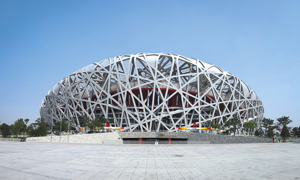 Grand Stade de Pékin. Surnommé le « Nid d’oiseau » le Stade national construit pour les Jeux Olympiques de 2008 exhibe sa structure complexe, que les architectes comparent à une « forêt artificielle ».