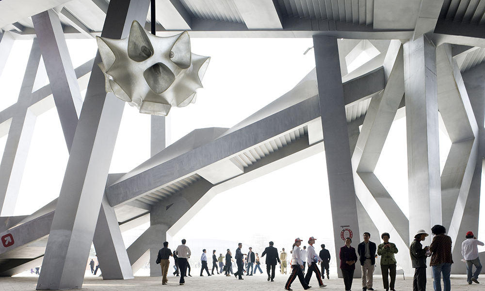 Grand Stade de Pékin. Les escaliers ou encore les éléments de la structure donnent à cet espace intérieur un air « piranésien » selon Herzog & de Meuron. Les angles mais aussi les luminaires confèrent aussi un aspect sculptural à l’ouvrage.