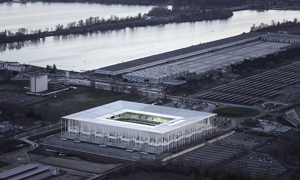 Stade de Bordeaux. Dans cette vue aérienne, le stade apparaît à proximité de Bordeaux-Lac, sur la rive gauche de la Garonne au nord de la ville. L’architecture projette sous tous les angles une impression de clarté et de transparence.