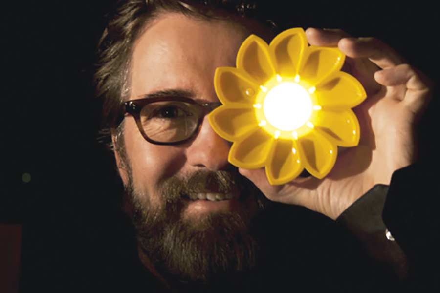 Olafur Eliasson et sa Little Sun. L’artiste veut éclairer le monde grâce à l’énergie solaire.