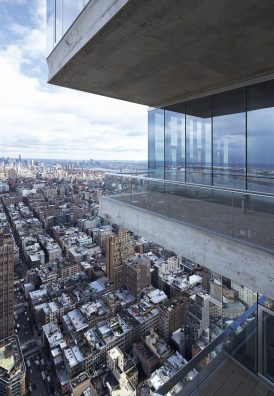 56 Leonard Street. Cette tour dans le quartier Tribeca de New York, est, selon les architectes, un empilement de maisons individuelles, chacune conçue de l’intérieur vers l’extérieur, d’où une apparence irrégulière mais cohérente.