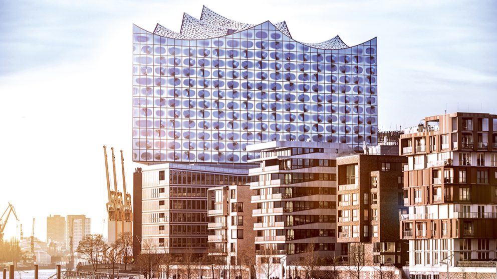 Elbphilharmonie Hamburg. Inaugurée le 11 janvier 2017, l’Elbphilarmonie fait partie d’un vaste projet urbain baptisé HafenCity, implanté sur la péninsule de Grasbrook dans l’ancien port de Hambourg.