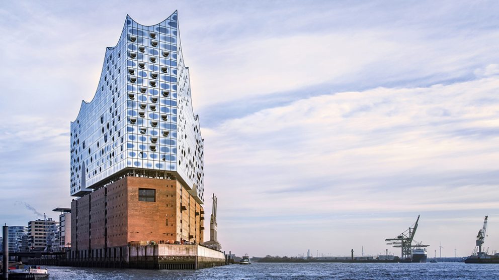 Elbphilharmonie Hamburg. Vue depuis les eaux de la rivière Elbe, l’Elbphilarmonie donne l’impression de ressembler à un vaste paquebot qui relie ciel et terre, avec sa façade en verre et sa toiture en forme de vagues.