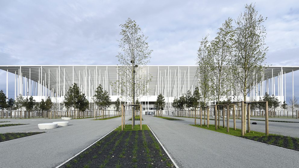 Stade de Bordeaux. Ouvert le 18 mai 2015, le nouveau Stade de Bordeaux avec ses 42 000 places, donne une impression de transparence et d’ouverture vers la ville, y compris la nuit.