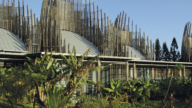 Le Centre Jean-Marie Tjibaou et la culture kanake. Inauguré en 1998 et prévu par les Accords de Matignon de 1988, le Centre a pour vocation de diffuser la culture kanake, et son architecture s’inspire des cases traditionnelles.