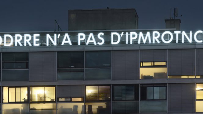 « L’ODRRE N’A PAS D’IPMROTNCAE ». Trois installations lumineuses dont celle de l’artiste belge Ann Veronica Janssens dominent l’avenue Henri-Dunant.