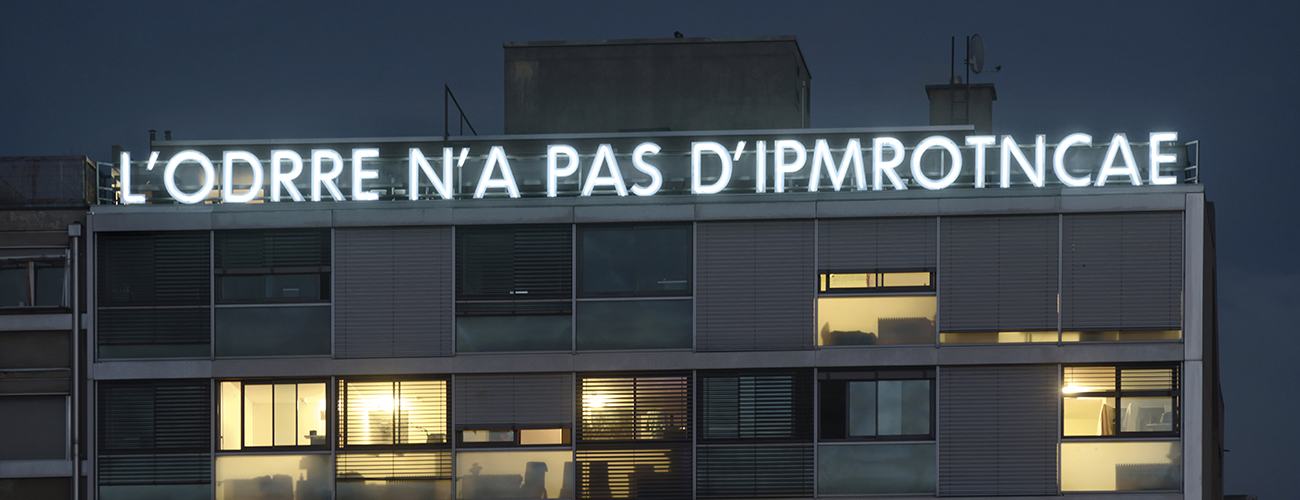 « L’ODRRE N’A PAS D’IPMROTNCAE ». Trois installations lumineuses dont celle de l’artiste belge Ann Veronica Janssens dominent l’avenue Henri-Dunant.