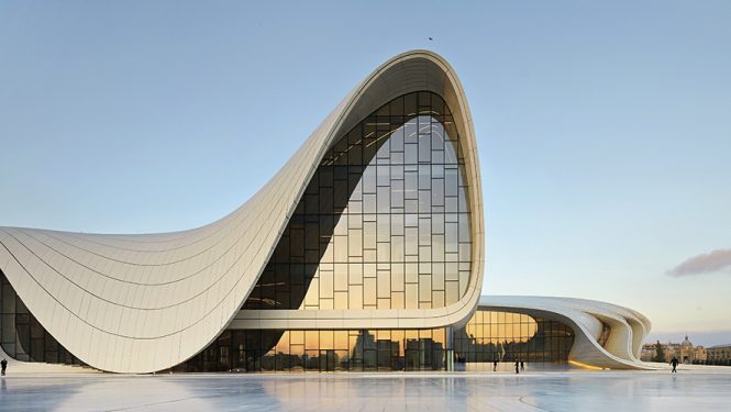 Heydar Aliyev Center, Bakou, Azerbaïdjan, 2012. Une fluidité architecturale évidente ressort de cette image d’un centre culturel avec une superficie de plus de 100 000 m2.