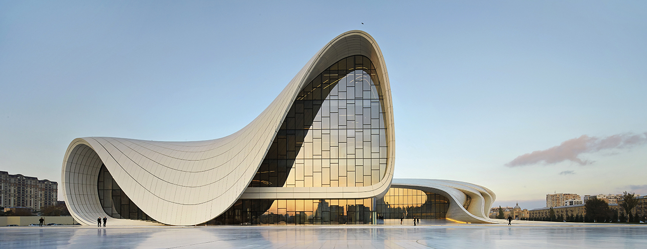 Heydar Aliyev Center, Bakou, Azerbaïdjan, 2012. Une fluidité architecturale évidente ressort de cette image d’un centre culturel avec une superficie de plus de 100 000 m2.