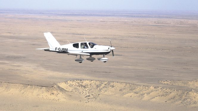 Raid Latécoère Afrique, survol de la Mauritanie. Le raid c’est aussi l’occasion d’apporter des fournitures scolaires ou du matériel à des écoles et des hôpitaux.