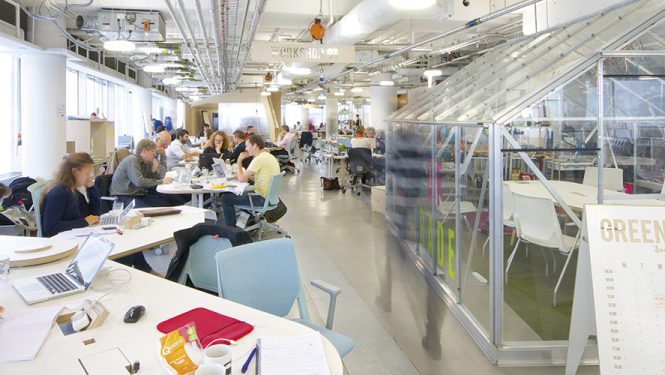 Des espaces de coworking pour « changer le monde ». Impact Hub Westminster fait partie d’un réseau international d’espaces de travail collaboratifs. Cet immense open space a été aménagé de manière à encourager les interactions.