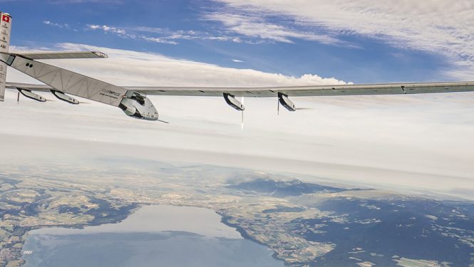 Premier tour du monde en avion solaire. L’avion Solar Impulse piloté par Bertrand Piccard et André Borschberg a parcouru 43 000 km grâce à l’énergie solaire.