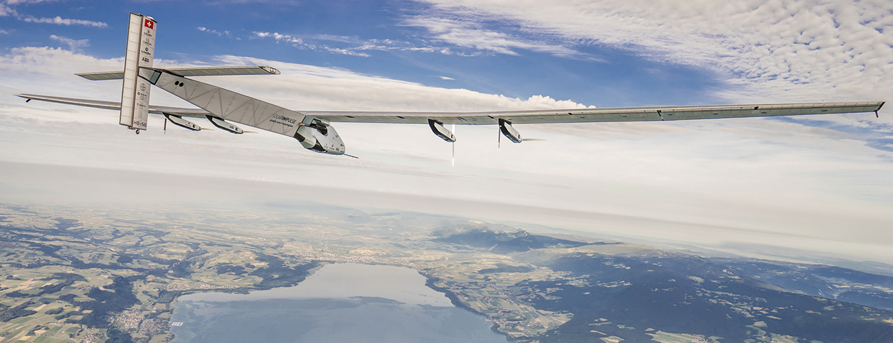 Premier tour du monde en avion solaire. L’avion Solar Impulse piloté par Bertrand Piccard et André Borschberg a parcouru 43 000 km grâce à l’énergie solaire.