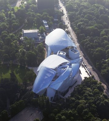 La Fondation Louis Vuitton vue du ciel. Les grands panneaux de verre conçus par l'architecte Frank Gerhy se déploient en forme d'élytre étincelante.