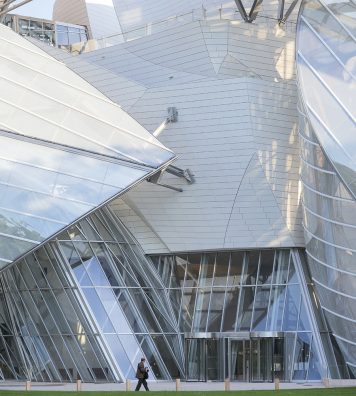 Prouesse et complexité architecturale. Le verre se marie à l’acier et au bois en reflétant la lumière et en donnant une impression de légèreté.