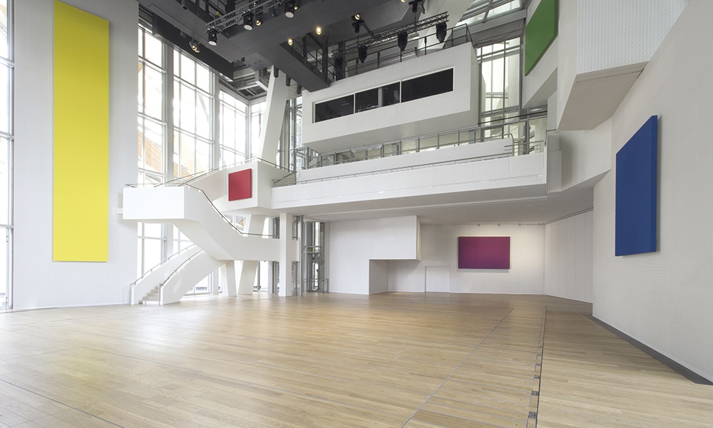 L’auditorium, écrin des œuvres d’Ellsworth Kelly. Color Panels (Red Yellow Blue Green Purple), comme Spectrum VIII, forme un ensemble coloré où le spectateur comprend que la peinture est aussi une musique.