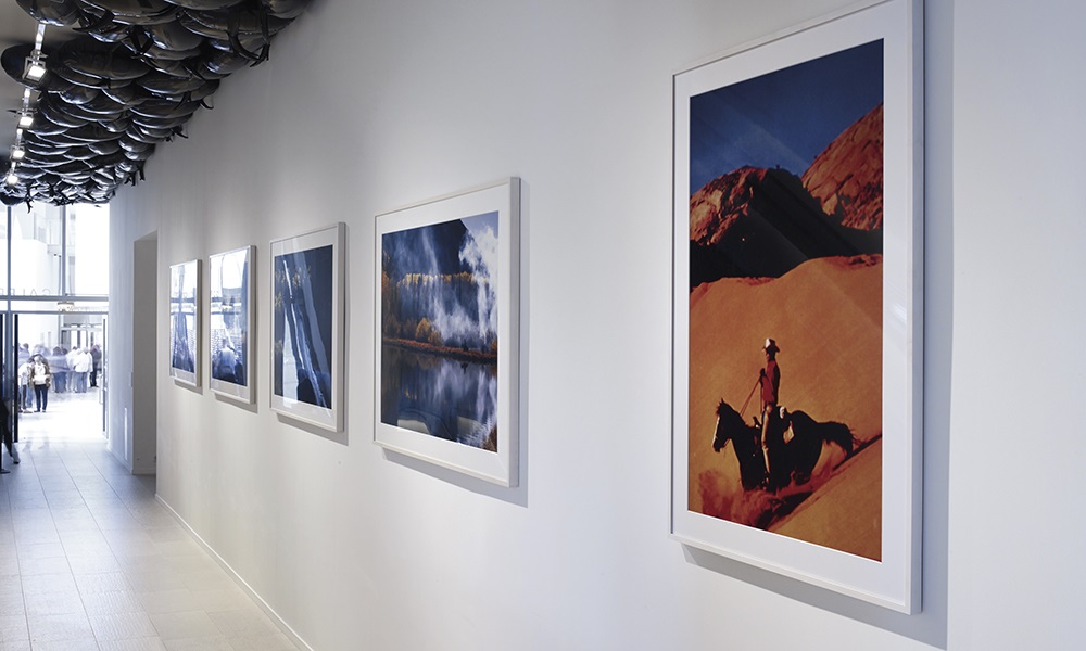 Photographies de Richard Prince et œuvre de Philippe Parenno au plafond de la Fondation. Richard Prince, Untitled (Cowboy), 1994 ; The Blue Cowboys, 1999; Philippe Parenno, Speech Bubbles (black), 2007 (Accrochage 3).