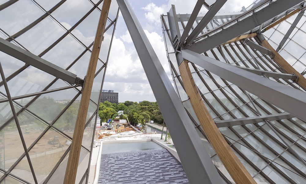 Le jeu des voiles de verre qui donnent sur le bassin d’eau en contrebas. L’architecture donne l’impression d’un bateau, toutes voiles dehors, en partance.