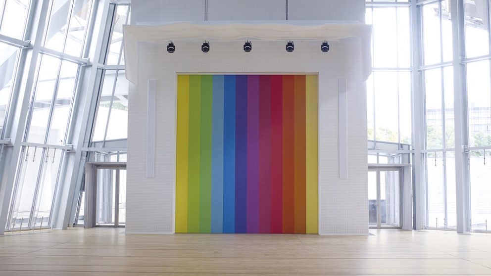 L’auditorium pensé comme un lieu où l’art fait écho à la musique. Vue de l’installation pérenne d’Ellsworth Kelly, Spectrum VIII, arc-en-ciel de couleurs vibrantes, comme une grande partition de musique.